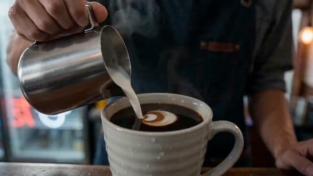 Tokyo Barista Perfects Latte Art